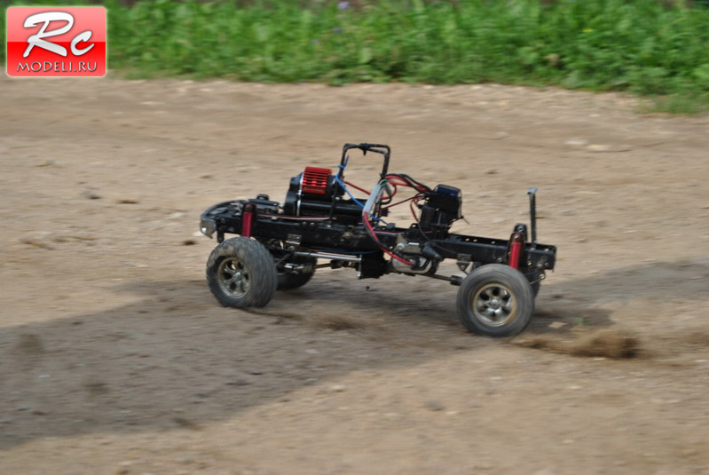 Радиоуправляемое багги из Tamiya Tundra в движении