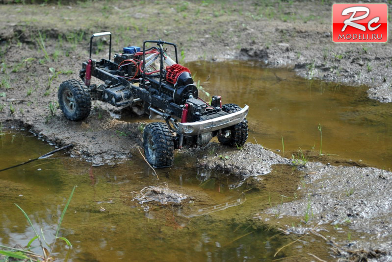 Багги из Tamiya Tundra на бездорожье